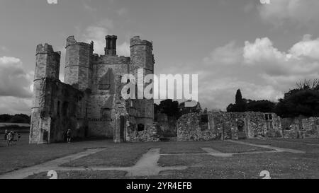 Titchfield Abbey, Hampshire, England. August 2024. Graustufen, Weitwinkelansicht der Titchfield Abbey, bewölkter Himmel. Stockfoto