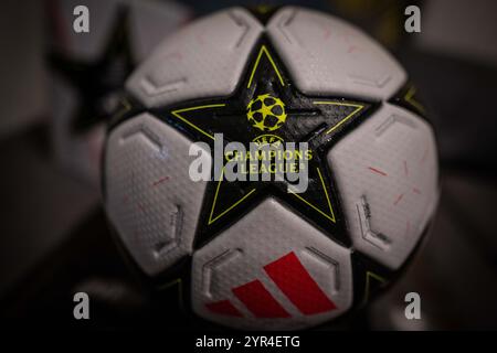 GB LONDON - 2. Dezember 2024 - Nahaufnahme des offiziellen UEFA Champions League-Logos auf dem Adidas-Ball am Spieltag. Foto Sebastian Frej Stockfoto