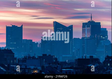 Blick über den farbenfrohen Sonnenaufgang auf das Geschäftsviertel der Region Brüssel-Hauptstadt, Belgien Stockfoto