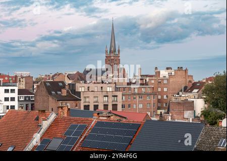 Blick über die Dächer mit der Kirche St. Maria Magdalena im Hintergrund in Jette, Brüssel-Hauptstadt, Belgien Stockfoto