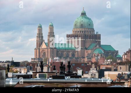 Blick über die Basilika des Heiligen Herzens und die Dächer in Koekelberg, Region Brüssel-Hauptstadt, Belgien Stockfoto