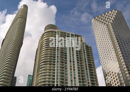 Miami, Florida, USA - 1. Dezember 2023: Flacher Blick auf die modernen Apartmentblöcke in der Innenstadt von Miami. Stockfoto