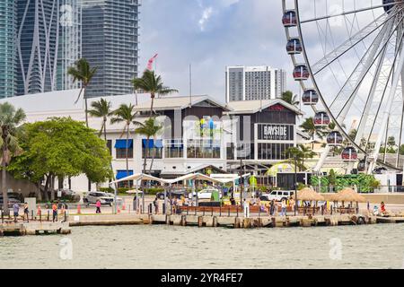 Miami, Florida, USA - 1. Dezember 2023: Bayside Market Place am Ufer von Miami. Stockfoto