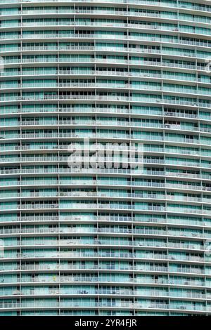 Miami, Florida, USA - 2. Dezember 2023: Fassade eines hohen Wohnblocks mit Balkonen in der Innenstadt von Miami Stockfoto