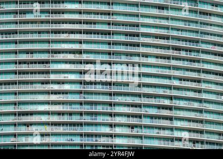 Miami, Florida, USA - 2. Dezember 2023: Fassade eines hohen Wohnblocks mit Balkonen in der Innenstadt von Miami Stockfoto