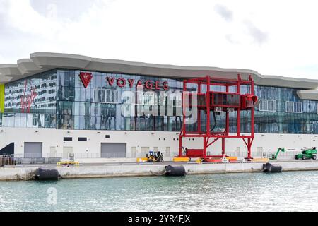 Miami, Florida, USA - 1. Dezember 2023: Außenansicht des Kreuzfahrtterminals Virgin Voyages im Hafen von Miami Stockfoto