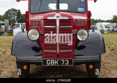 Haselbury Plucknet.Somerset.Vereinigtes Königreich. 17. August 2024. Eine restaurierte Bedford M-Serie aus dem Jahr 1951 wird auf einer Yesterdays Farming-Veranstaltung gezeigt Stockfoto