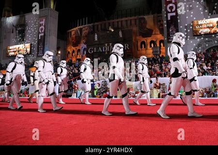 Los Angeles, USA. Dezember 2024. Menschen, die sich als Star Wars verkleidet haben, nehmen am 1. Dezember 2024 an der 92. Jährlichen Hollywood Christmas Parade in Los Angeles, Kalifornien, Teil. Quelle: Qiu Chen/Xinhua/Alamy Live News Stockfoto