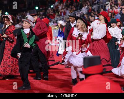 Los Angeles, USA. Dezember 2024. Die Teilnehmer tanzen während der 92. Jährlichen Hollywood Christmas Parade in Los Angeles, Kalifornien, USA, am 1. Dezember 2024. Quelle: Qiu Chen/Xinhua/Alamy Live News Stockfoto