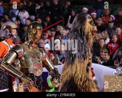 Los Angeles, USA. Dezember 2024. Menschen, die sich als Star Wars verkleidet haben, nehmen am 1. Dezember 2024 an der 92. Jährlichen Hollywood Christmas Parade in Los Angeles, Kalifornien, Teil. Quelle: Qiu Chen/Xinhua/Alamy Live News Stockfoto
