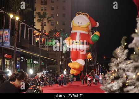 Los Angeles, USA. Dezember 2024. Ein Ballon von Garfield Santa ist während der 92. Jährlichen Hollywood Christmas Parade in Los Angeles, Kalifornien, am 1. Dezember 2024 zu sehen. Quelle: Zeng Hui/Xinhua/Alamy Live News Stockfoto