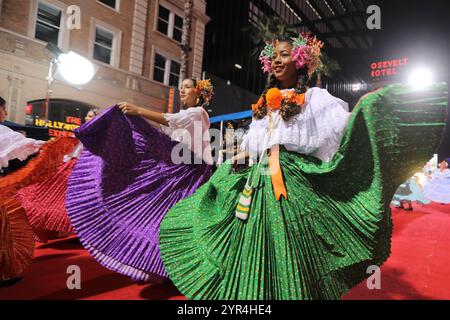 Los Angeles, USA. Dezember 2024. Die Teilnehmer tanzen während der 92. Jährlichen Hollywood Christmas Parade in Los Angeles, Kalifornien, USA, am 1. Dezember 2024. Quelle: Qiu Chen/Xinhua/Alamy Live News Stockfoto