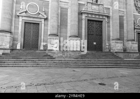 La Clerecia ist ein barockes Gebäude des ehemaligen königlichen Kollegiums des Heiligen Geistes der Gesellschaft Jesu, das zwischen dem 17. Und 18. Jahrhundert erbaut wurde. Stockfoto