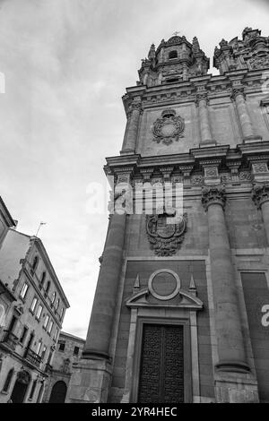 La Clerecia ist ein barockes Gebäude des ehemaligen königlichen Kollegiums des Heiligen Geistes der Gesellschaft Jesu, das zwischen dem 17. Und 18. Jahrhundert erbaut wurde. Stockfoto