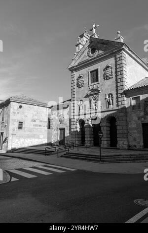 Salamanca, Spanien – 20. Februar 2022: Außenansicht der Pfarrkirche San Pablo in Salamanca, Spanien. Stockfoto