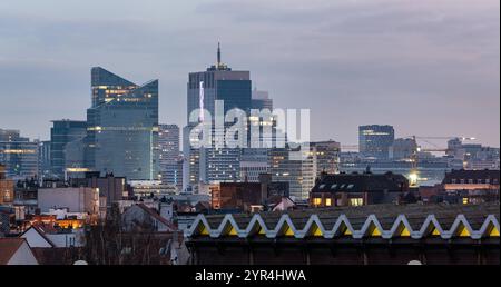 Blick über den farbenfrohen Sonnenuntergang auf das Geschäftsviertel der Region Brüssel-Hauptstadt, Belgien Stockfoto