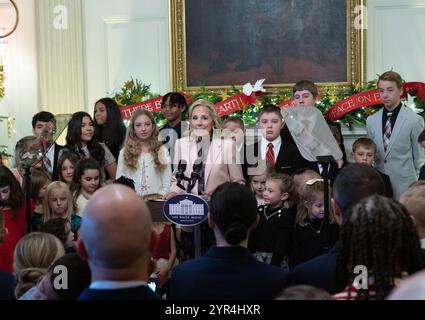 Washington DC, USA. Dezember 2024. First Lady Dr. Jill Biden, umgeben von Kindern aus Nationalgardenfamilien aus dem ganzen Land, kommentiert die Familien, die die ersten öffentlichen Mitglieder sind, die die Weihnachtsdekoration des Weißen Hauses 2024 im Rahmen ihrer Initiative „Jointing Forces“ gesehen haben, nachdem die Pressevorschau der Ornamente im State Dining Room des White Housein Washington, DC am Montag, den 2. Dezember 2024. Das diesjährige Weihnachtsthema lautet „Eine Saison des Friedens und des Lichts“. Dr. Credit: UPI/Alamy Live News Stockfoto