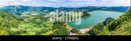 Ein Panoramablick vom Kraterrand über die Stadt und den See von Furnas auf der Insel San Miguel auf den Azoren im Sommer Stockfoto