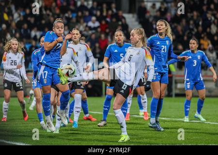 Deutschland. Dezember 2024. Fussball Frauen Laenderspiel Deutschland - Italien am 02.12.2024 im Vonovia Ruhrstadion in Bochum Janina Minge ( Deutschland ) DFB-Vorschriften verbieten jede Verwendung von Fotografien als Bildsequenzen und/oder Quasi-Video. Foto: Revierfoto Credit: ddp Media GmbH/Alamy Live News Stockfoto