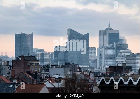 Blick über den farbenfrohen Sonnenuntergang auf das Geschäftsviertel der Region Brüssel-Hauptstadt, Belgien Stockfoto