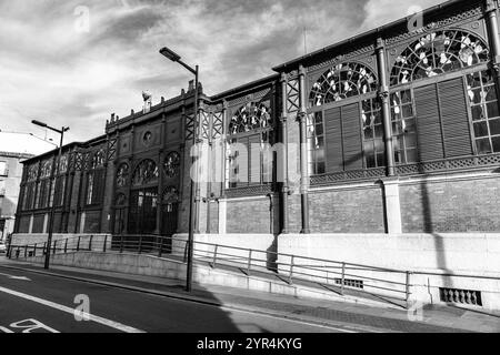 Salamanca, Spanien – 20. Februar 2022: Außenansicht des zentralen Marktes, Mercado Central de Abastos de Salamanca Stockfoto