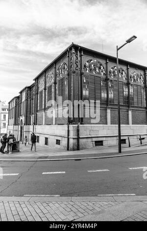 Salamanca, Spanien – 20. Februar 2022: Außenansicht des zentralen Marktes, Mercado Central de Abastos de Salamanca Stockfoto