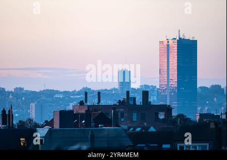 Blick über den farbenfrohen Sonnenaufgang auf das Geschäftsviertel der Region Brüssel-Hauptstadt, Belgien Stockfoto