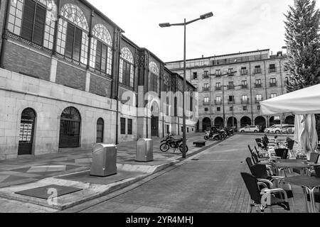 Salamanca, Spanien – 20. Februar 2022: Außenansicht des zentralen Marktes, Mercado Central de Abastos de Salamanca Stockfoto