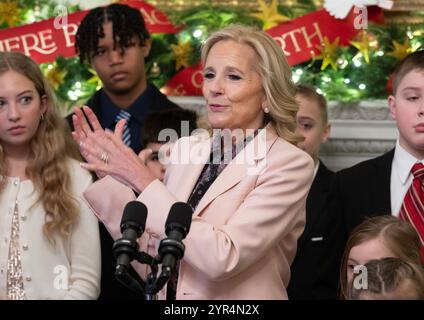 Washington DC, USA. Dezember 2024.              Während der Democratic National Convention in Chicago, Illinois, USA, im United Center am          ,    August 2024. Kredit: Ron Sachs/CNP für NY PostFirst Lady Dr. Jill Biden kommentiert die Nationalgarde-Familien aus dem ganzen Land, die als erste öffentliche Mitglieder die Weihnachtsdekoration des Weißen Hauses 2024 im Rahmen ihrer Initiative „Jointing Forces“ sehen, nachdem sie am Montag, 2. Dezember 2024 im State Dining Room des Weißen Hauses in Washington, DC, eine Pressevorschau über die Ornamentik gezeigt hatte. Das diesjährige Weihnachtsthema lautet „A Seaso Stockfoto