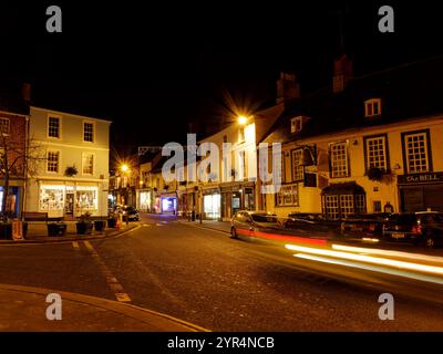 Faringdon Town Centre mit Blick auf die London St mit unbeleuchteten Weihnachtsdekorationen und leichten Spuren fahrender Autos am dunklen Abend in Faringdon, Oxfordshire Stockfoto
