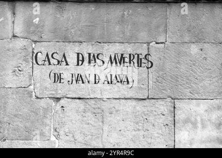 Salamanca, Spanien - 20. Februar 2022: Traditionelles typografisches Straßenschild in Salamanca, Kastilien und Leon, Spanien. Stockfoto