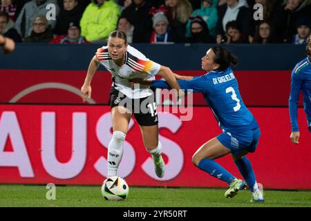 Bochum, Deutschland. Dezember 2024. Bochum, 2. Dezember 2024: Klara Bühl (19) und Lucia Di Guglielmo (3 Italien) kämpfen um den Ball während des Freundschaftsspiels der Frauen zwischen Deutschland und Italien im Vonovia Ruhrstadion in Bochum. (Qianru Zhang/SPP) Credit: SPP Sport Press Photo. /Alamy Live News Stockfoto