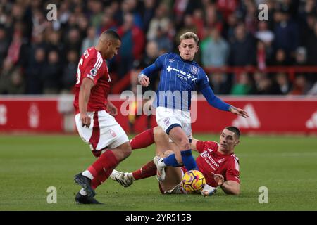 Sam Szmodics aus Ipswich Town in Aktion mit Nikola Milenkovic aus Nottingham Forest und Murillo aus Nottingham Forest - Nottingham Forest V Ipswich Town, Premier League, City Ground, Nottingham, Großbritannien - 30. November 2024 nur redaktionelle Verwendung - es gelten Einschränkungen von DataCo Stockfoto