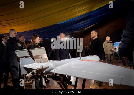 Kiew, Ukraine. Dezember 2024. Der ukrainische Präsident Wolodymyr Zelenskyj rechts und der deutsche Bundeskanzler Olaf Schotz, Center, betrachten UAV- und FPV-Drohnen, die in der Ukraine mit deutscher Technologie hergestellt wurden, 2. Dezember 2024 in Kiew, Ukraine. Kredit: Ukrainischer Ratsvorsitz/Pressestelle Des Ukrainischen Präsidenten/Alamy Live News Stockfoto