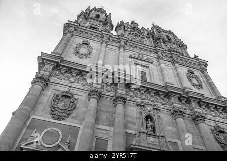 La Clerecia ist ein barockes Gebäude des ehemaligen königlichen Kollegiums des Heiligen Geistes der Gesellschaft Jesu, das zwischen dem 17. Und 18. Jahrhundert erbaut wurde. Stockfoto