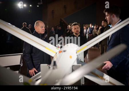 Kiew, Ukraine. Dezember 2024. Der ukrainische Präsident Wolodymyr Zelenskyj, Zentrum, und der deutsche Kanzler Olaf Schotz, links, betrachten UAV- und FPV-Drohnen, die in der Ukraine mit deutscher Technologie hergestellt wurden, am 2. Dezember 2024 in Kiew, Ukraine. Kredit: Ukrainischer Ratsvorsitz/Pressestelle Des Ukrainischen Präsidenten/Alamy Live News Stockfoto