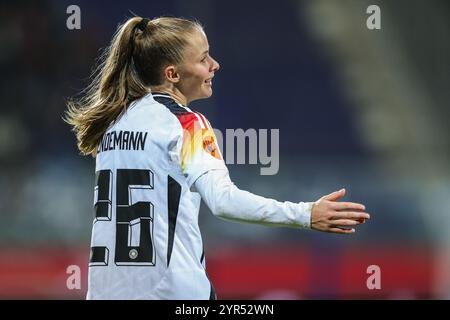 Deutschland. Dezember 2024. Fussball Frauen Laenderspiel Deutschland - Italien am 02.12.2024 im Vonovia Ruhrstadion Bochum Vivien Endemann ( Deutschland ) DFB-Vorschriften verbieten jede Verwendung von Fotografien als Bildsequenzen und/oder Quasi-Video. Foto: Revierfoto Credit: ddp Media GmbH/Alamy Live News Stockfoto