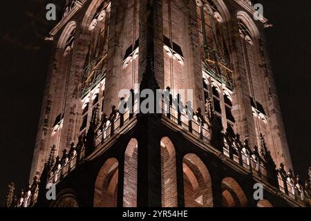 Architektonische Details des renovierten Kirchturms de Dom in der niederländischen Diözesstadt, beleuchtet durch neu installierte Lichter in der Dunkelheit der Nacht Stockfoto