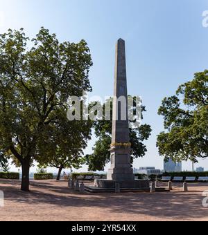 Ein Bild des Obelisken Denis Gardens, der 1818 errichtet wurde und an das Ende der Napoleonischen Kriege in Brünn erinnert. Stockfoto