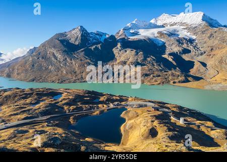 Blick aus der Vogelperspektive auf den Lago Bianco, Lagh da la Cruseta und die Berge am Bernina-Pass bei Sonnenaufgang im Herbst. Graubünden, Engadin, Schweiz. Stockfoto