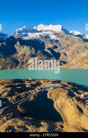 Blick aus der Vogelperspektive auf den Lago Bianco, Lagh da la Cruseta und die Berge am Bernina-Pass bei Sonnenaufgang im Herbst. Graubünden, Engadin, Schweiz. Stockfoto