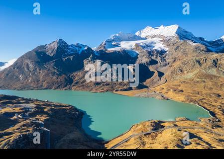 Blick aus der Vogelperspektive auf den Lago Bianco, Lagh da la Cruseta und die Berge am Bernina-Pass bei Sonnenaufgang im Herbst. Graubünden, Engadin, Schweiz. Stockfoto