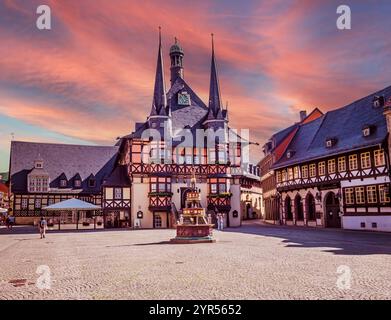 Blick auf die Skyline von Wernigerode in Sachsen-Anhalt, mit Rathaus, Deutschland Stockfoto