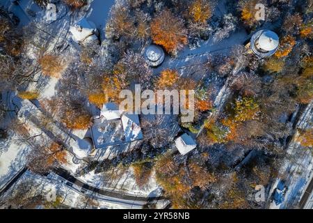 Aus der Vogelperspektive auf den Sacro Monte von Orta am See Orta im Winter nach einem Schneefall. Orta Lake, Provinz Novara, Piemont, Italien. Stockfoto