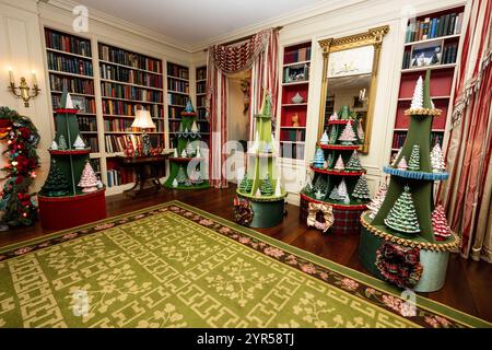 Washington, Usa. Dezember 2024. Die Bibliothek auf eine Vorschau der Feiertagsdekor im Weißen Haus. (Foto: Michael Brochstein/SIPA USA) Credit: SIPA USA/Alamy Live News Stockfoto