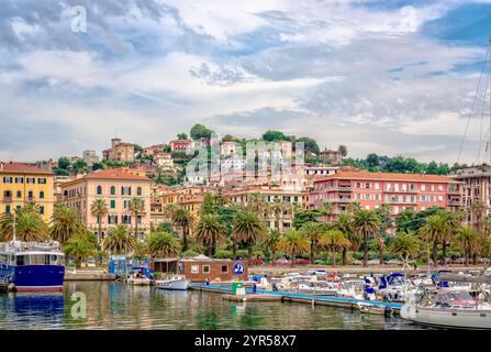 Blick auf den Hafen von La Spezia vom Meer aus, mit vielen Booten, Palmen und Häusern am Meer im Hintergrund. In Ligurien, Italien. Stockfoto