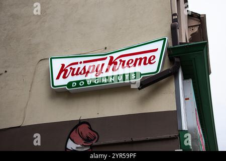 Krispy Kreme Doughnuts Schild auf der McCaul Street im Zentrum von Toronto, Ontario, Kanada Stockfoto