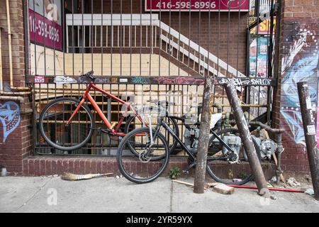 Blaues Vogelgemälde und Fahrräder auf der Dundas Street West im Zentrum von Toronto, Ontario, Kanada Stockfoto