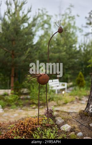 Eine skurrile Gartenskulptur in einer wunderschönen, natürlichen Umgebung und Landschaft im Freien Stockfoto