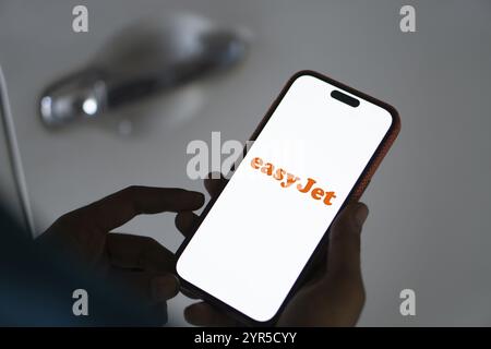 Das easyJet-Logo wird auf dem Smartphone angezeigt. EasyJet plc ist eine britische multinationale Billigfluggesellschaft. Stockfoto